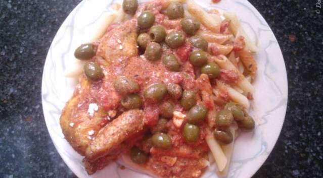 Heerlijk Griekse kip met olijven, feta en penne