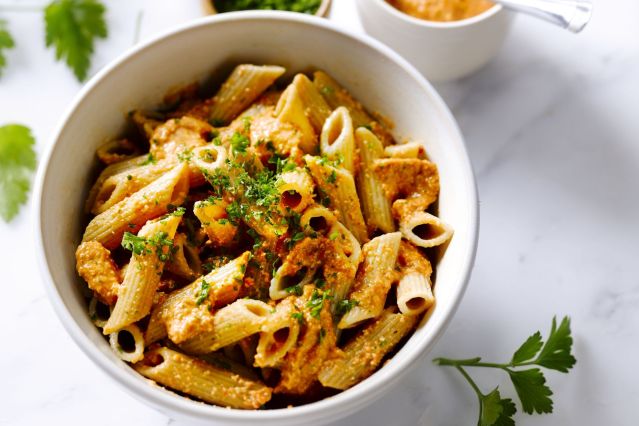 5605_geroosterde-paprika-en-peterselie-pesto-met-penne_1467118083-1920x1280