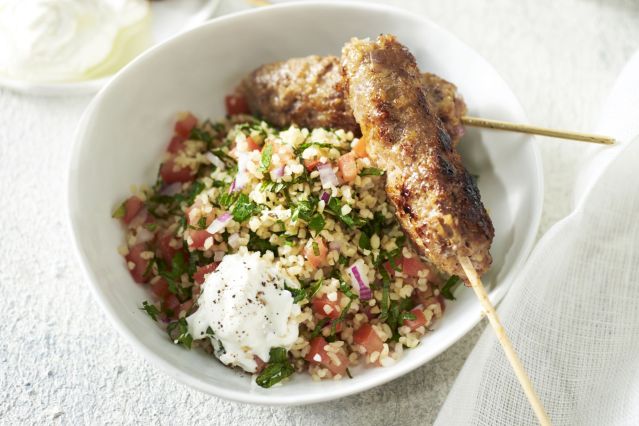 6652_lamskebabs-met-kruidige-bulgur-en-griekse-yoghurt_1482828543-1920x1280