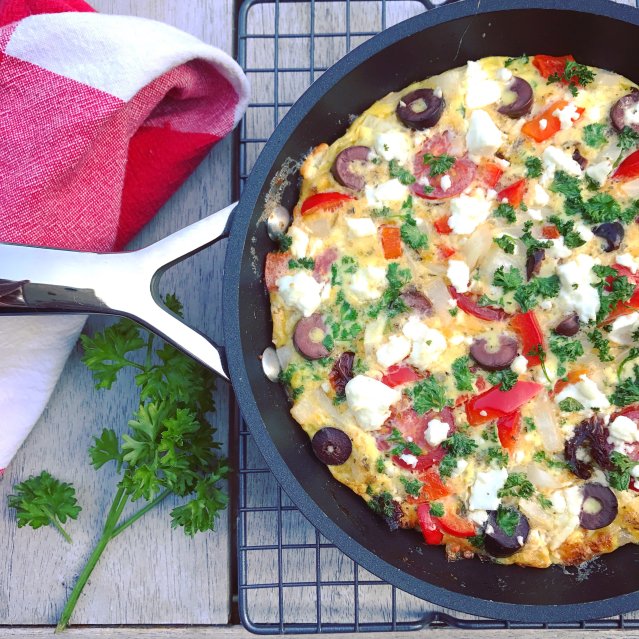 Griekse-frittata-heerlijke-omelet-met-feta-tomaat-en-olijven-1